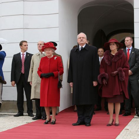 Britská kráľovná Alžbeta II. počas privítania na nádvorí Prezidentského paláca s Ivanom Gašparovičom.