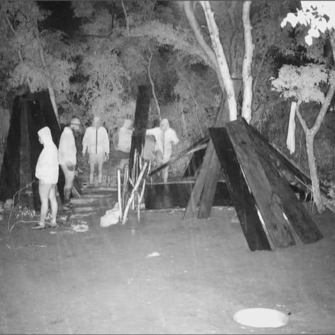 Michael skončil na zemi a ostatní sa mu snažili pomôcť.