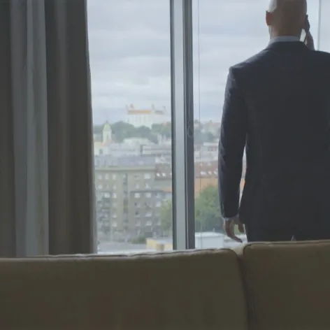Bednár je, zdá sa, iba bábkou.