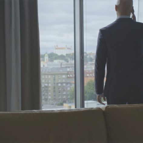 Bednár je, zdá sa, iba bábkou.