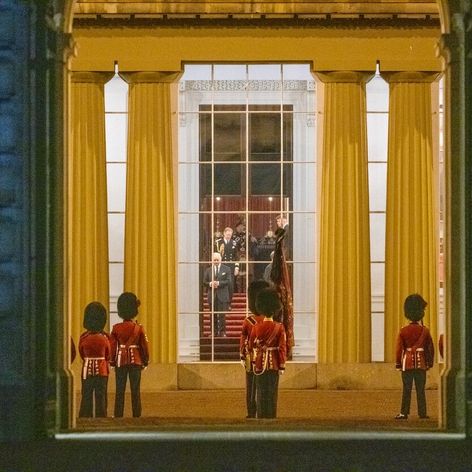 Rakvu previezli do Buckinghamského paláca