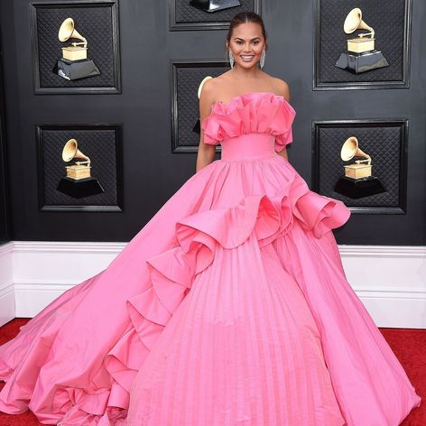Chrissy Teigen na 64. ročníku udeľovania hudobných cien Grammy v Las Vegas