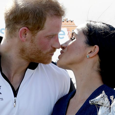 Meghan Markle a princ Harry sa pobozkali na verejnosti.
