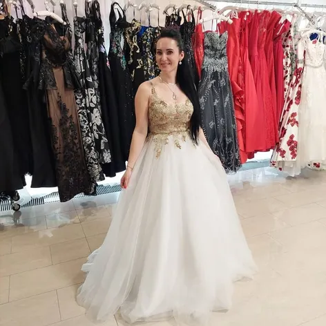 Anna Fiačanová v elegantných šatách