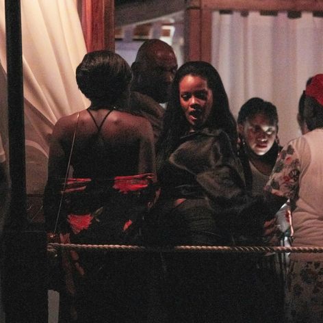 Rihhana si užila párty tak, ako sa patrí. 