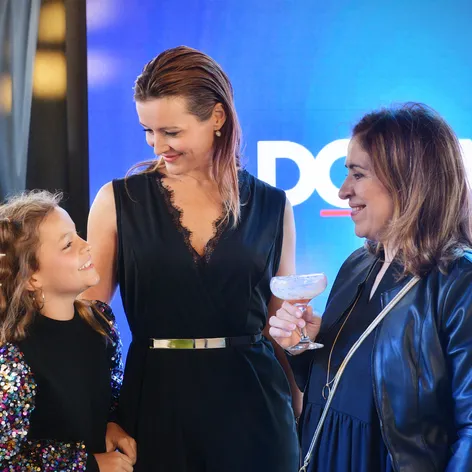Izabelka s maminou Andreou (v strede)