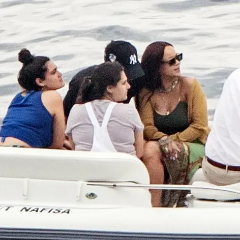Rihanna s Haasanom a priateľmi.