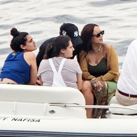 Rihanna s Haasanom a priateľmi.