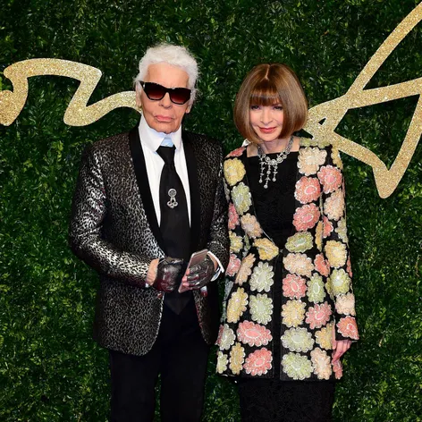 Karl Lagerfeld počas príchodu na módnu šou značky Chanel na ulici Paseo del Prado v Havane 3. mája 2016.