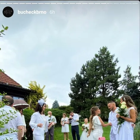 Slovenský spevák sa druhýkrát oženil. On aj manželka v bielom