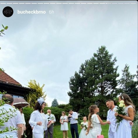 Slovenský spevák sa druhýkrát oženil. On aj manželka v bielom