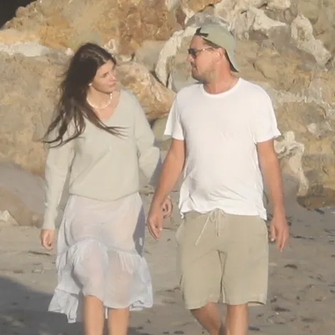 Leo a Camila na pláži v Malibu