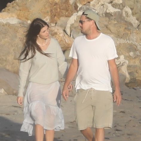 Leo a Camila na pláži v Malibu