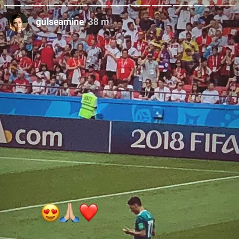 Amine Gülşe počas MS vo futbale v Rusku fandí snúbencovi Mesutovi