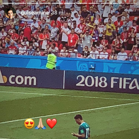 Amine Gülşe počas MS vo futbale v Rusku fandí snúbencovi Mesutovi
