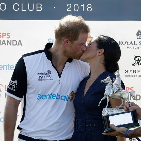 Meghan Markle a princ Harry sa pobozkali na verejnosti.