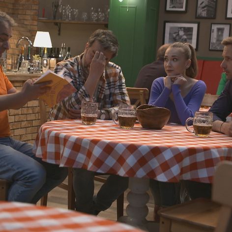 Vlado dostane záchvat smiechu.