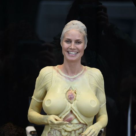 Heidi Klum počas prípravy na Halloweensku párty