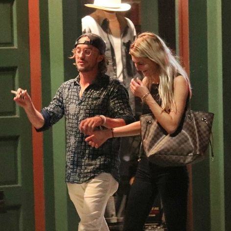 Tom Felton s neznámou blondínkou
