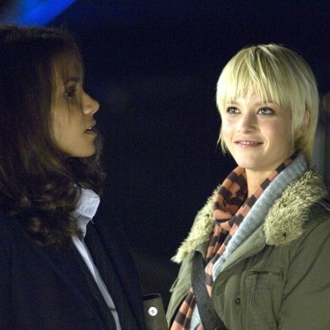 Nicki Aycox po boku Halle Berry vo filme Perfect Stranger