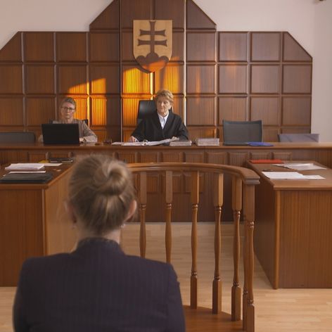 Gréta a Noro na rozvodovom pojednávaní.