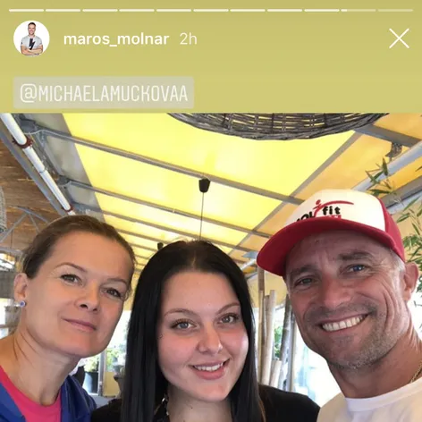 Michal podriemkáva s kocúrom Félixom