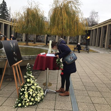 Fanúšička sa podpisuje do kondolenčnej knihy počas rozlúčky s Mekym Žbirkom.