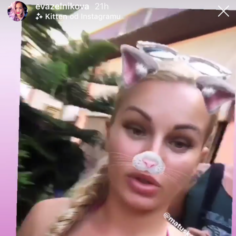 Eva v bikinách na dovolenke.