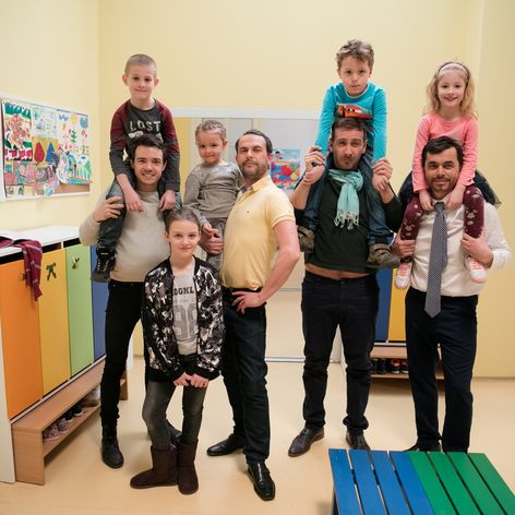 Dávid Hartl, Juraj Kemka, Števo Martinovič a Roman Pomajbo ako Oteckovia v Kredenci