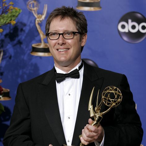 James Spader na archívnej snímke z 19. septembra 2004 pózuje s televíznou cenou Emmy.
