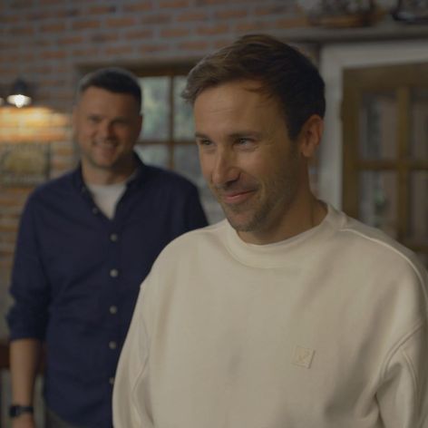 Moderátor Vlado Varecha v seriáli Mama na prenájom