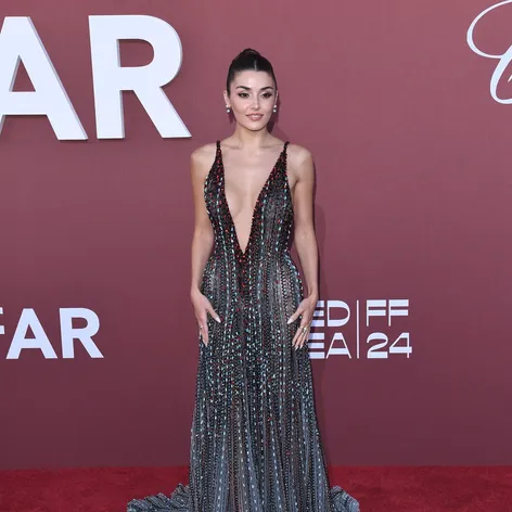 Hande Erçel v Cannes