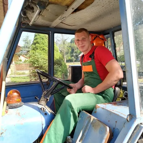 S traktorom sa pohybuje v nebezpečnom teréne