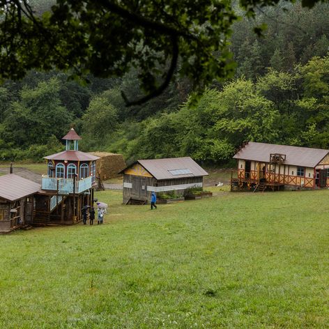 Celkový pohľad na statok od duelantskej chatky