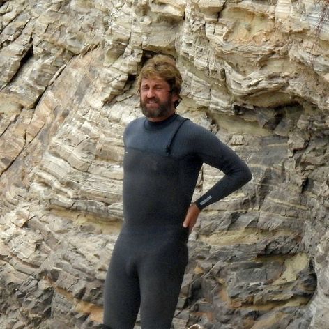 Gerard Butler na pláži v Malibu