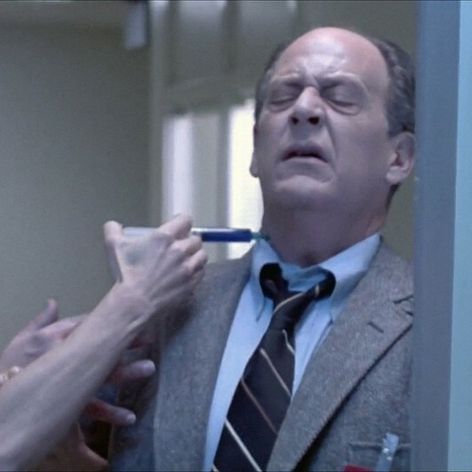 Linda Hamilton a Earl Boen vo filme Terminátor 2: Deň zúčtovania.