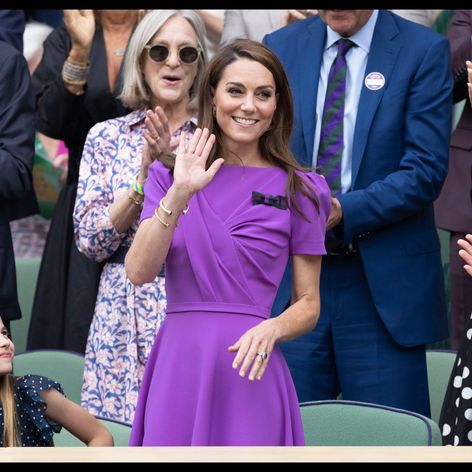 Princezná Charlotte s obdivom pozerá na mamu