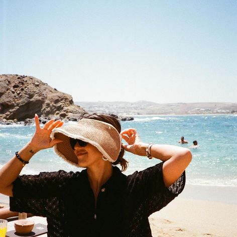 Jesicca Alba s rodinou oddychovala na Mykonose a zverejnila niekoľko snímok v bikinách.