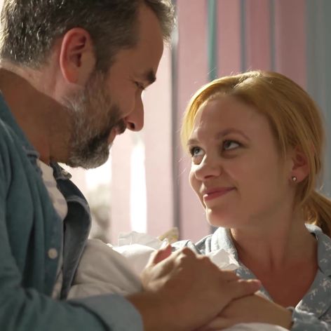 Edo a Beáta ukázali bábätko