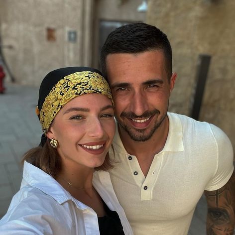 Laura a Martin sa po výhre v šou Love Island zasnúbili.