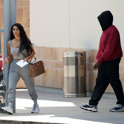 Kim Kardashian a Kanye West na odchode z nemocnice. 