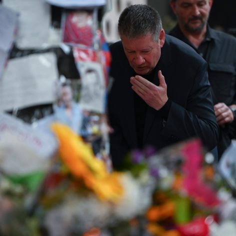 Otec Liama Paynea Geoff prišiel do hotela, kde zomrel jeho syn