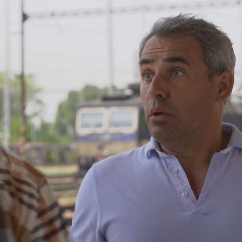 Vlado a Marek sa stretnú na vlakovej stanici.