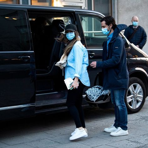 Šťastní rodičia odchádzali so synčekom z pôrodnice.