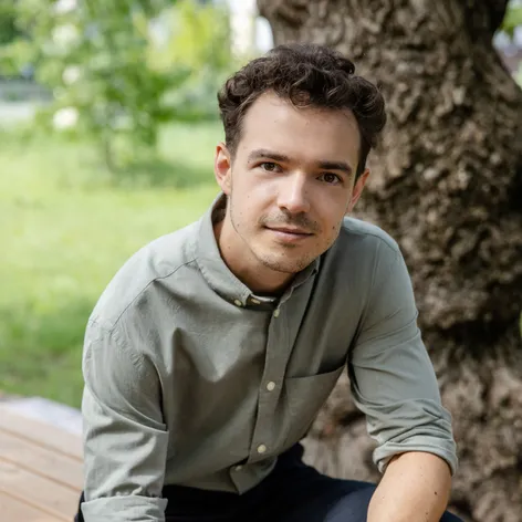 Dávid Hartl bude novým učiteľom v Tamarinej škole.