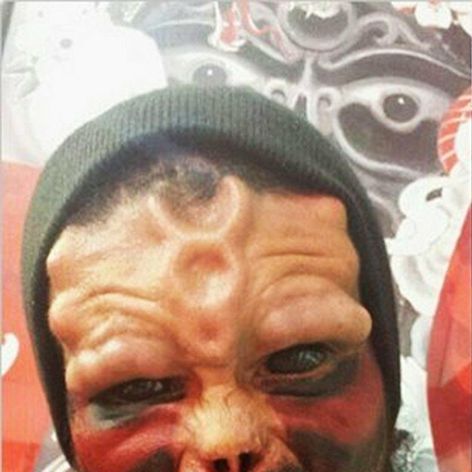 Russ Foxx sa považuje za kyborga. A navyše má aj rohy