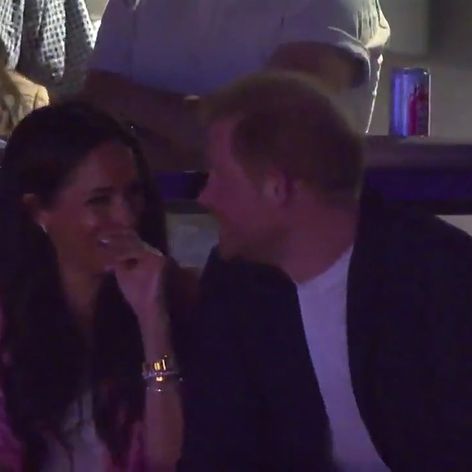 Princ Harry chcel pobozkať Meghan pred zrakmi tisícok ľudí: Odmietla ho