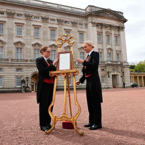 Oficiálny list, v ktorom potvrdili správu o narodení kráľovského dieťaťa, vystavili pred Buckinghamský palác na ornamentálny zla