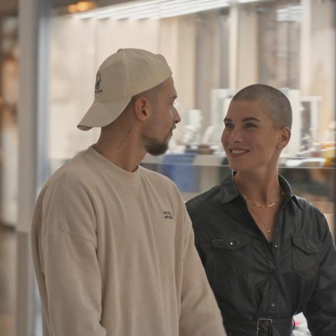 Kristian vyberá so Žanet snubný prsteň pre priateľku.