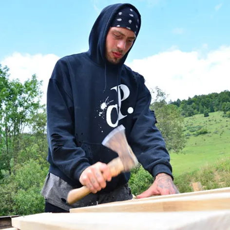 Úplne nahý basgitarista na balkóne. Netrápilo ho, že cez sklo je všetko vidieť